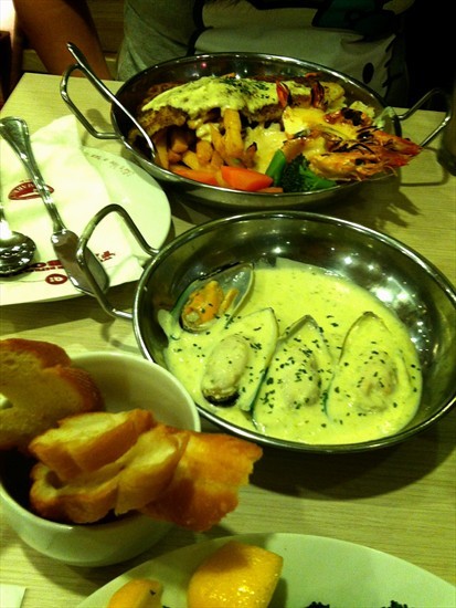 Garlic Herb Mussels and Bread!